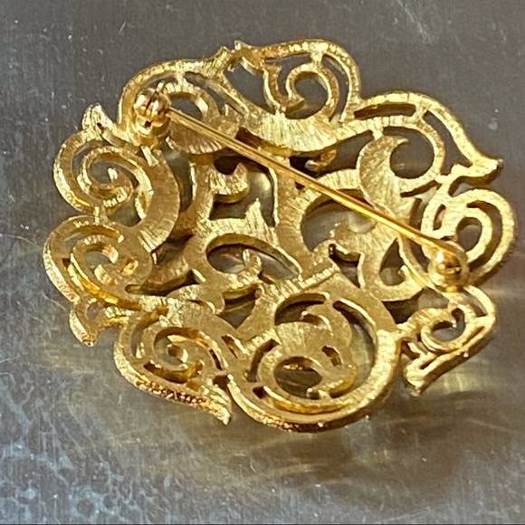 Vintage Crown Trifari Gold Etruscan Scroll Medallion Mid Century Brooch - Picture 5 of 12